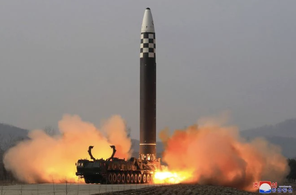 Hàn Quốc nói Triều Tiên phóng 3 tên lửa đạn đạo - Ảnh 1.