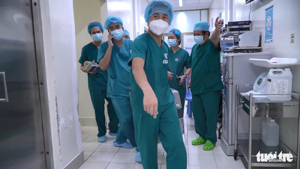 Các bác sĩ mặc niệm tiễn biệt nam sinh viên hiến tạng cứu 4 người - Ảnh 2.