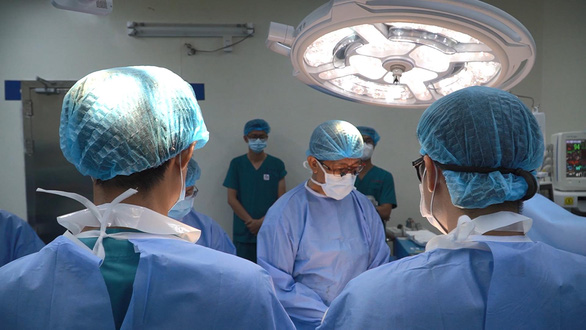 Các bác sĩ mặc niệm tiễn biệt nam sinh viên hiến tạng cứu 4 người - Ảnh 1.