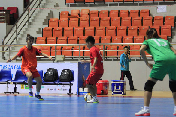 Futsal nữ Việt Nam quyết lật đổ Thái Lan - Ảnh 2.