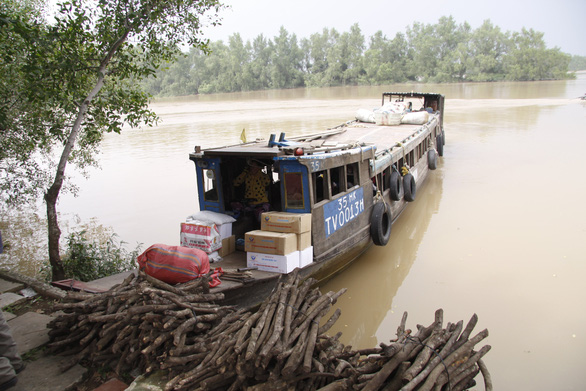 Thương nhớ đò dọc miền Tây - Kỳ 5: Từng bị hỏi mua đò để... vượt biên - Ảnh 2.