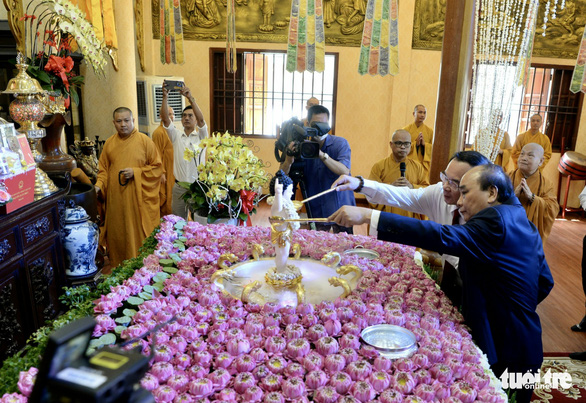 Chủ tịch nước Nguyễn Xuân Phúc chúc mừng Đại lễ Phật đản tại TP.HCM - Ảnh 4.