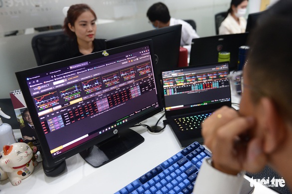 VN-Index tiếp tục rơi sâu, mất mốc 1.200 điểm - Ảnh 1. VN-Index tiếp tục rơi sâu, mất mốc 1.200 điểm - Ảnh 1.