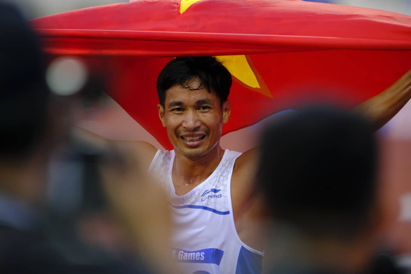 Vô đối ở nội dung 5.000m, Nguyễn Văn Lai vừa về đích vừa thoải mái... chào khán giả - Ảnh 3.