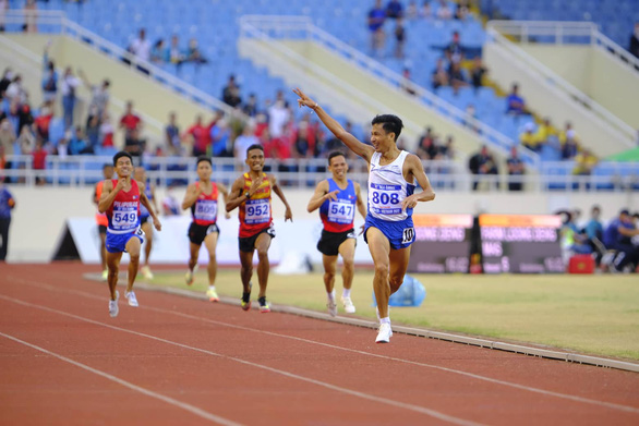 Vô đối ở nội dung 5.000m, Nguyễn Văn Lai vừa về đích vừa thoải mái... chào khán giả - Ảnh 2.