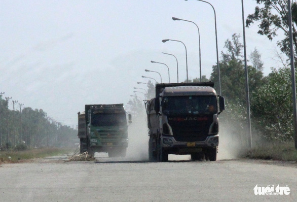 Đường nối khu kinh tế Dung Quất - Chu Lai nát hơn... đường làng - Ảnh 3.