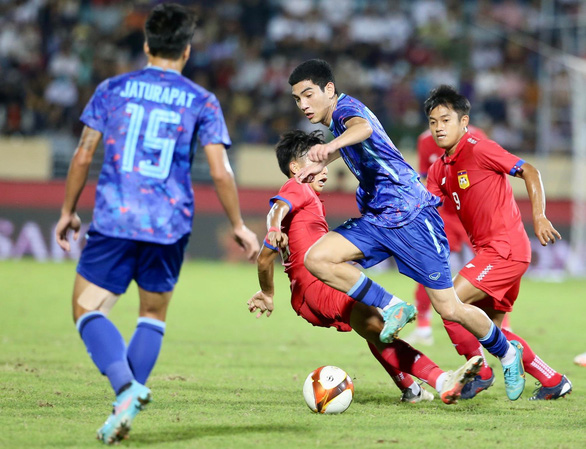 Thắng Lào, U23 Thái Lan đầu bảng B và không gặp Việt Nam ở bán kết - Ảnh 1.