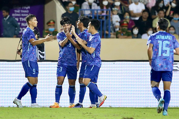 Thắng Lào, U23 Thái Lan đầu bảng B và không gặp Việt Nam ở bán kết - Ảnh 2.