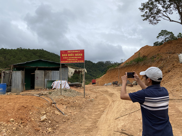 Phó chủ tịch Quốc hội kiểm tra vụ phá rừng đặc dụng làm đường Trường Sơn Đông - Ảnh 2.