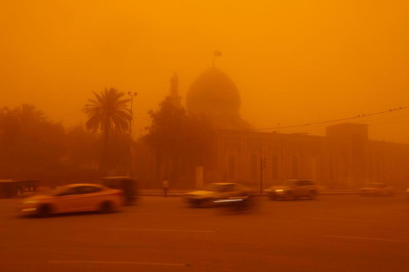 At least 2,000 people were hospitalized because of sandstorms in Iraq - Photo 1.