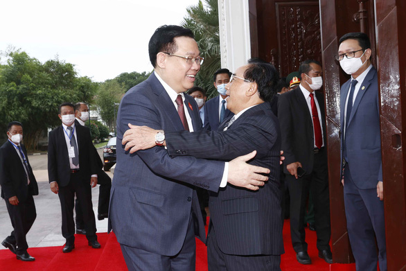 Việt - Lào đẩy mạnh hợp tác thương mại, đầu tư - Ảnh 2.