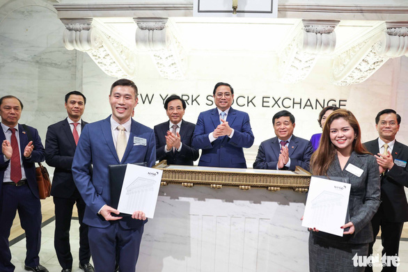 Prime Minister Pham Minh Chinh rings the bell to end the trading session at the New York Stock Exchange - Photo 2.