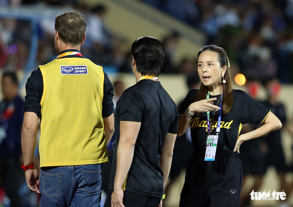 Nữ trưởng đoàn U23 Thái Lan bị thủ môn Kawin làm chấn thương mũi - Ảnh 9.