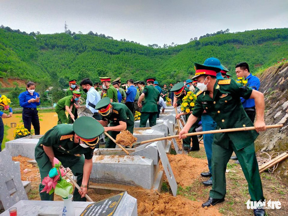 Truy điệu, an táng 11 hài cốt liệt sĩ hy sinh tại Lào - Ảnh 3.