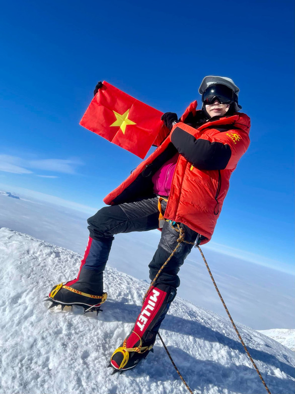 Nữ vận động viên Việt Nam đầu tiên hạ gục Everest tiếp tục hành trình - Ảnh 1.