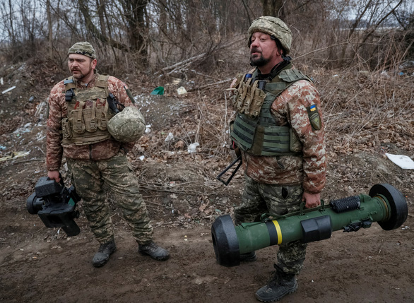 The US military spends more than 300 million USD on making Javelin missiles effective in Ukraine - Photo 1.