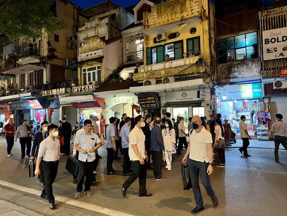 The Greek President leisurely walks the streets, buying embroideries, lacquers, etc. in Hanoi's old quarter - Photo 2.