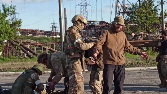 Russian Defense Ministry: 265 Ukrainian soldiers at the Azovstal steel plant surrender - Photo 1.