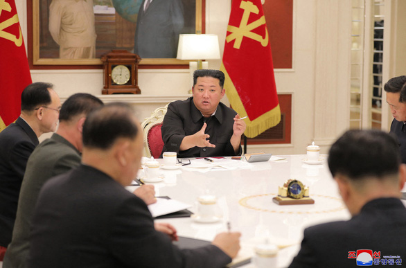 Ông Kim Jong Un phê bình các quan chức chống dịch non kém - Ảnh 1.