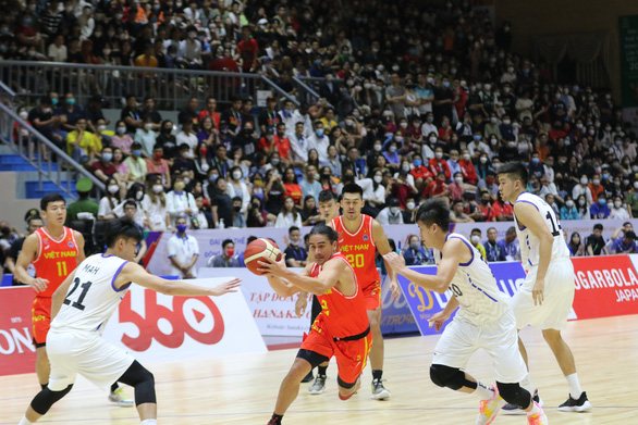 Tuyển bóng rổ Việt Nam lội ngược dòng nghẹt thở trước Singapore - Ảnh 1.