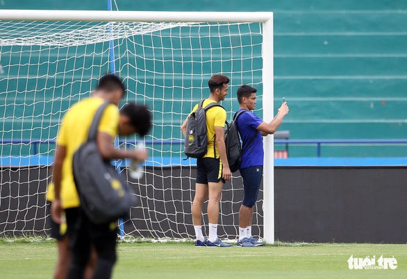 Cầu thủ U23 Malaysia lo chụp ảnh hơn là xem mặt cỏ sân Việt Trì - Ảnh 3. Cầu thủ U23 Malaysia lo chụp ảnh hơn là xem mặt cỏ sân Việt Trì - Ảnh 3.