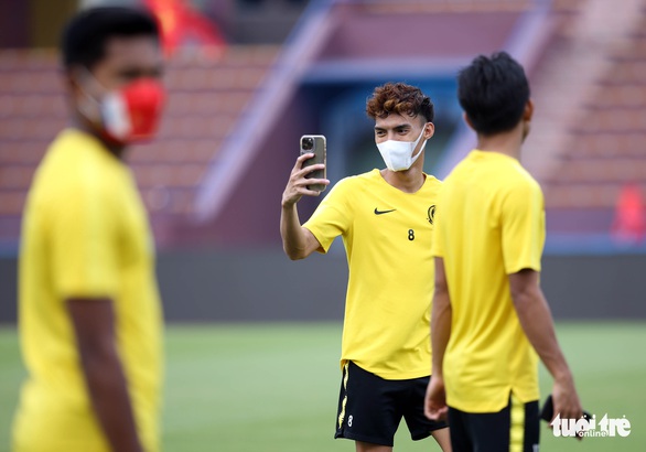 Cầu thủ U23 Malaysia lo chụp ảnh hơn là xem mặt cỏ sân Việt Trì - Ảnh 5. Cầu thủ U23 Malaysia lo chụp ảnh hơn là xem mặt cỏ sân Việt Trì - Ảnh 5.