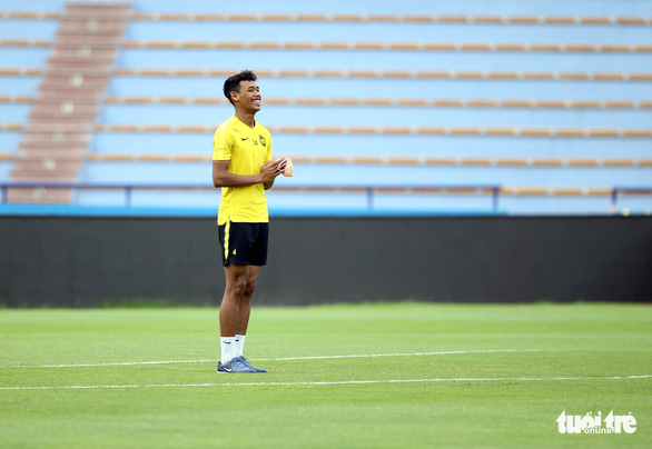 Cầu thủ U23 Malaysia lo chụp ảnh hơn là xem mặt cỏ sân Việt Trì - Ảnh 6.