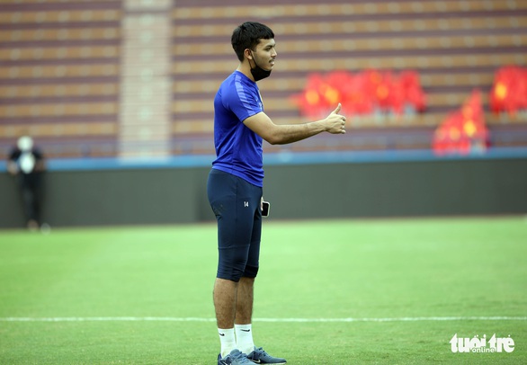 Cầu thủ U23 Malaysia lo chụp ảnh hơn là xem mặt cỏ sân Việt Trì - Ảnh 7. Cầu thủ U23 Malaysia lo chụp ảnh hơn là xem mặt cỏ sân Việt Trì - Ảnh 7.