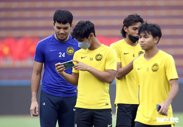 Cầu thủ U23 Malaysia lo chụp ảnh hơn là xem mặt cỏ sân Việt Trì - Ảnh 8.