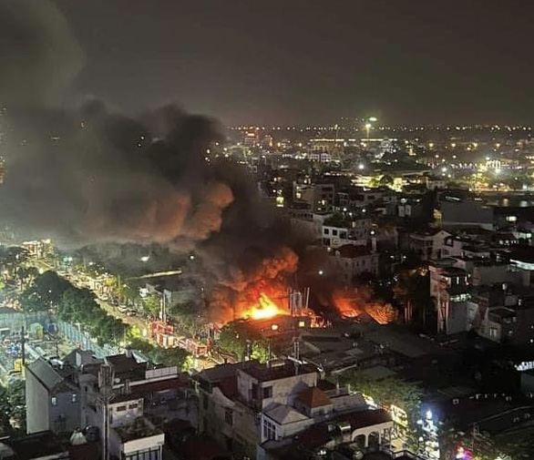 Cháy cuồn cuộn, nhiều ngôi nhà tạm trên đường Lạc Long Quân (Hà Nội) bị thiêu rụi - Ảnh 1.
