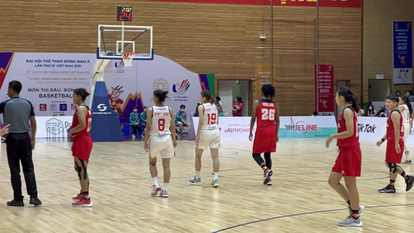 Tuyển bóng rổ nữ Việt Nam thua trận đầu tiên tại SEA Games 31 - Ảnh 2.