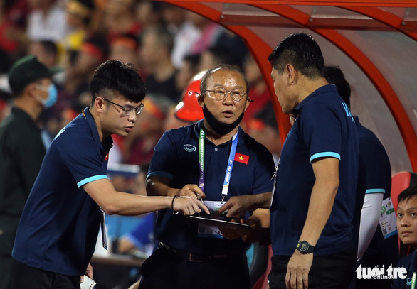 Để thắng U23 Malaysia, ông Park cùng dàn trợ lý hết sức vất vả ngoài sân - Ảnh 2.