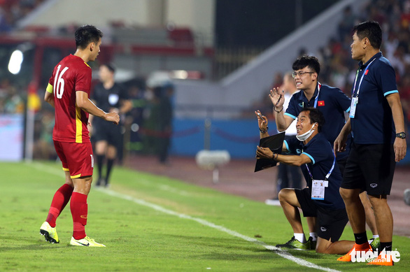 Để thắng U23 Malaysia, ông Park cùng dàn trợ lý hết sức vất vả ngoài sân - Ảnh 3.