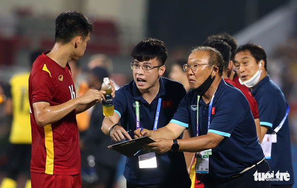 Để thắng U23 Malaysia, ông Park cùng dàn trợ lý hết sức vất vả ngoài sân - Ảnh 4.