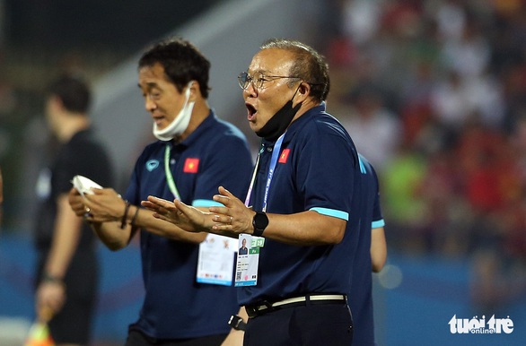 Để thắng U23 Malaysia, ông Park cùng dàn trợ lý hết sức vất vả ngoài sân - Ảnh 8. Để thắng U23 Malaysia, ông Park cùng dàn trợ lý hết sức vất vả ngoài sân - Ảnh 8.