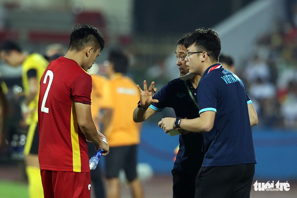 Để thắng U23 Malaysia, ông Park cùng dàn trợ lý hết sức vất vả ngoài sân - Ảnh 9.
