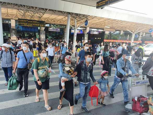 Người dân bắt đầu quay lại TP.HCM sau lễ, Tân Sơn Nhất đón hơn 42.000 khách - Ảnh 1.