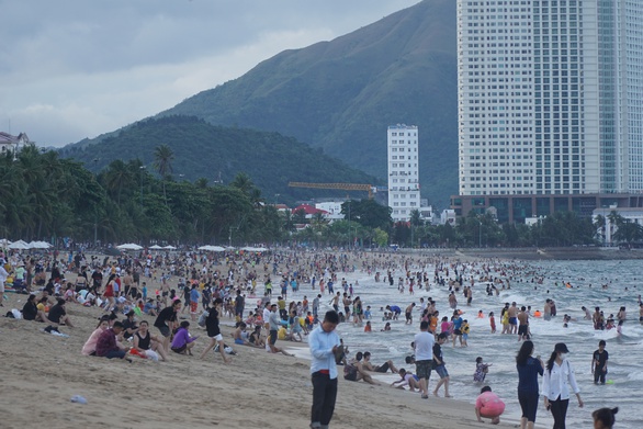 Bãi biển Nha Trang lại kín khách chơi lễ - Ảnh 7. Bãi biển Nha Trang lại kín khách chơi lễ - Ảnh 7.