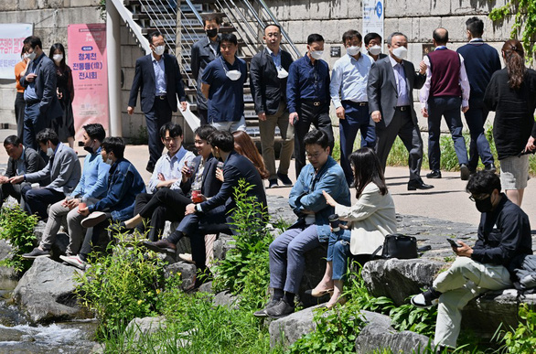 South Korea let go of masks when going out, many people are still afraid - Photo 1.