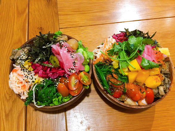 Tô salad poke đầy màu sắc kiểu Hawaii có gì mà giới trẻ Việt đang ghiền?