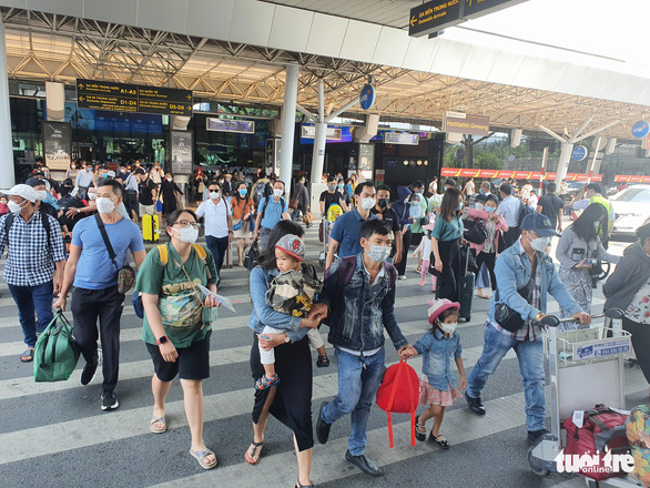 Người dân bắt đầu quay lại TP.HCM sau lễ, Tân Sơn Nhất đón hơn 42.000 khách - Ảnh 1.