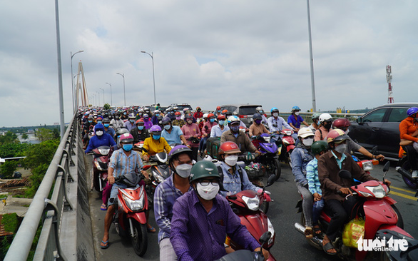 Nên né khung giờ nào để tránh kẹt xe trên cầu Rạch Miễu khi quay lại TP.HCM? - Ảnh 1. Nên né khung giờ nào để tránh kẹt xe trên cầu Rạch Miễu khi quay lại TP.HCM? - Ảnh 1.