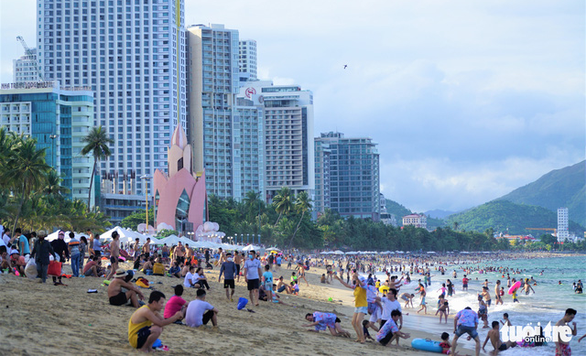 Bãi biển Nha Trang lại kín khách chơi lễ - Ảnh 1.