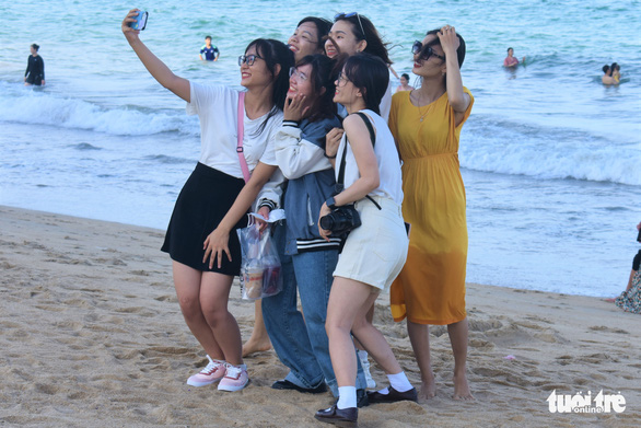 Bãi biển Nha Trang lại kín khách chơi lễ - Ảnh 4.