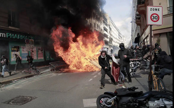 Bạo loạn ở Paris ngày 1-5 - Ảnh 4.