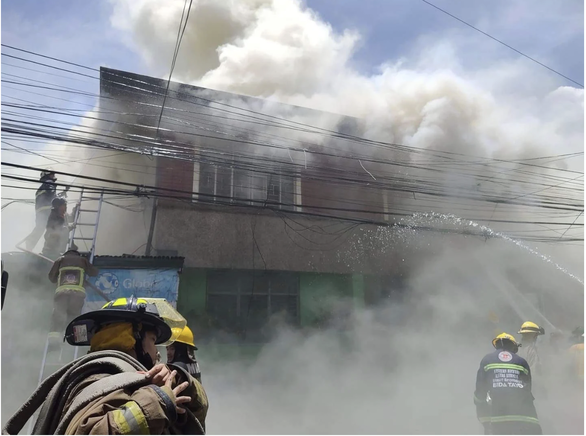 8 people died from a large fire in Manila, Philippines - Photo 1.