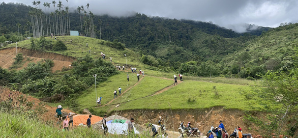 Quảng Nam: Hàng trăm người gùi từng viên gạch lên núi xây trường Tắk Pổ - Ảnh 2.
