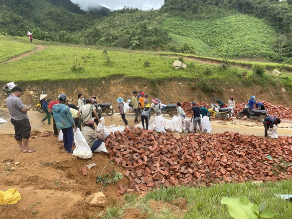 Quảng Nam: Hàng trăm người gùi từng viên gạch lên núi xây trường Tắk Pổ - Ảnh 3.