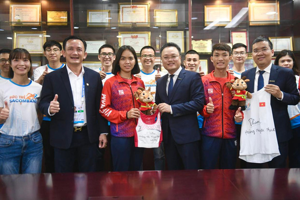 Hoàng Nguyên Thanh được thưởng 100 triệu đồng cho chiếc HCV marathon lịch sử - Ảnh 2.