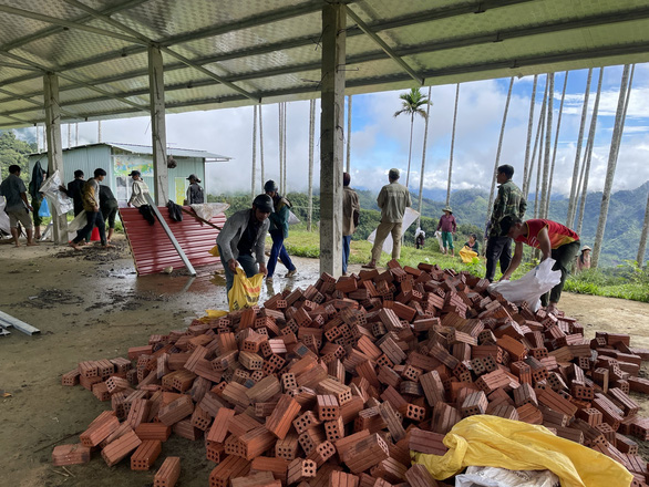 Quảng Nam: Hàng trăm người gùi từng viên gạch lên núi xây trường Tắk Pổ - Ảnh 5.